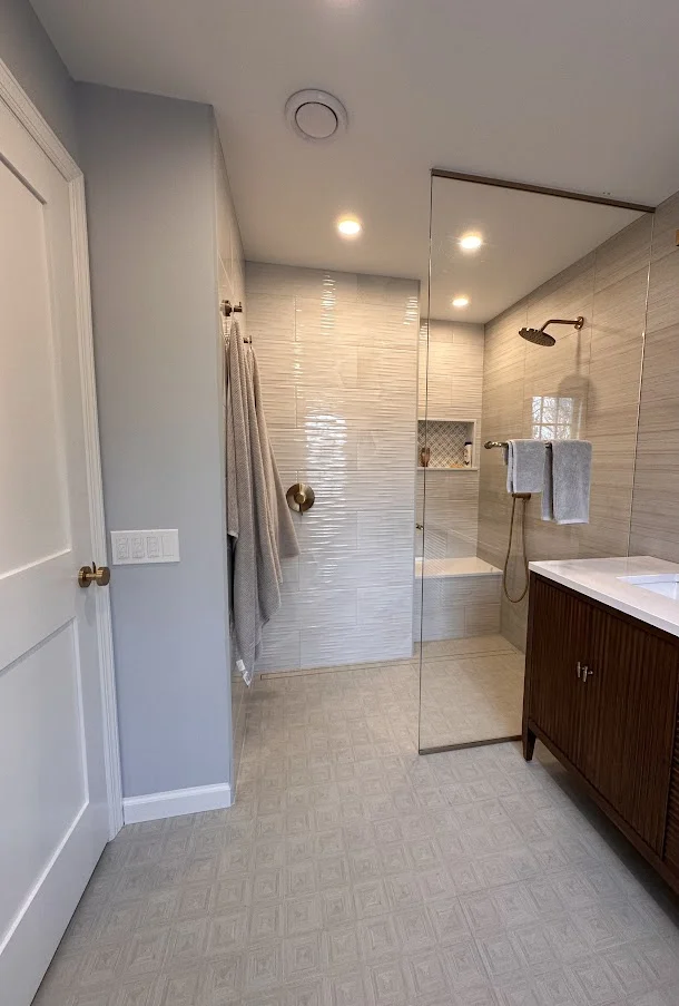 Bathroom by Robin Raab (Fairfield) Floor: Bambusa Fascia Walls: Mood Wall Oceana White and Bambusa 12x24 